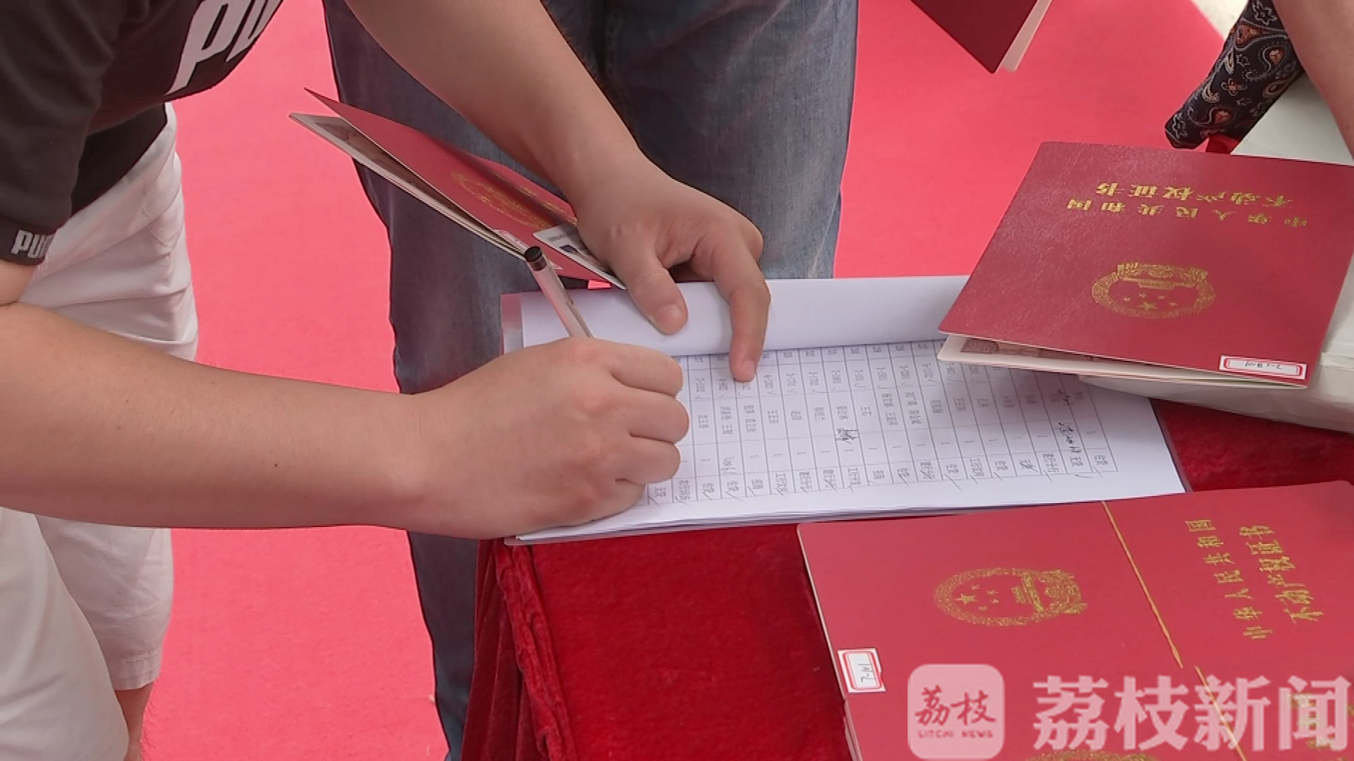 @扬州市发放首批“交房即发证”不动产权证书 “前脚”领钥匙“后脚”拿房本