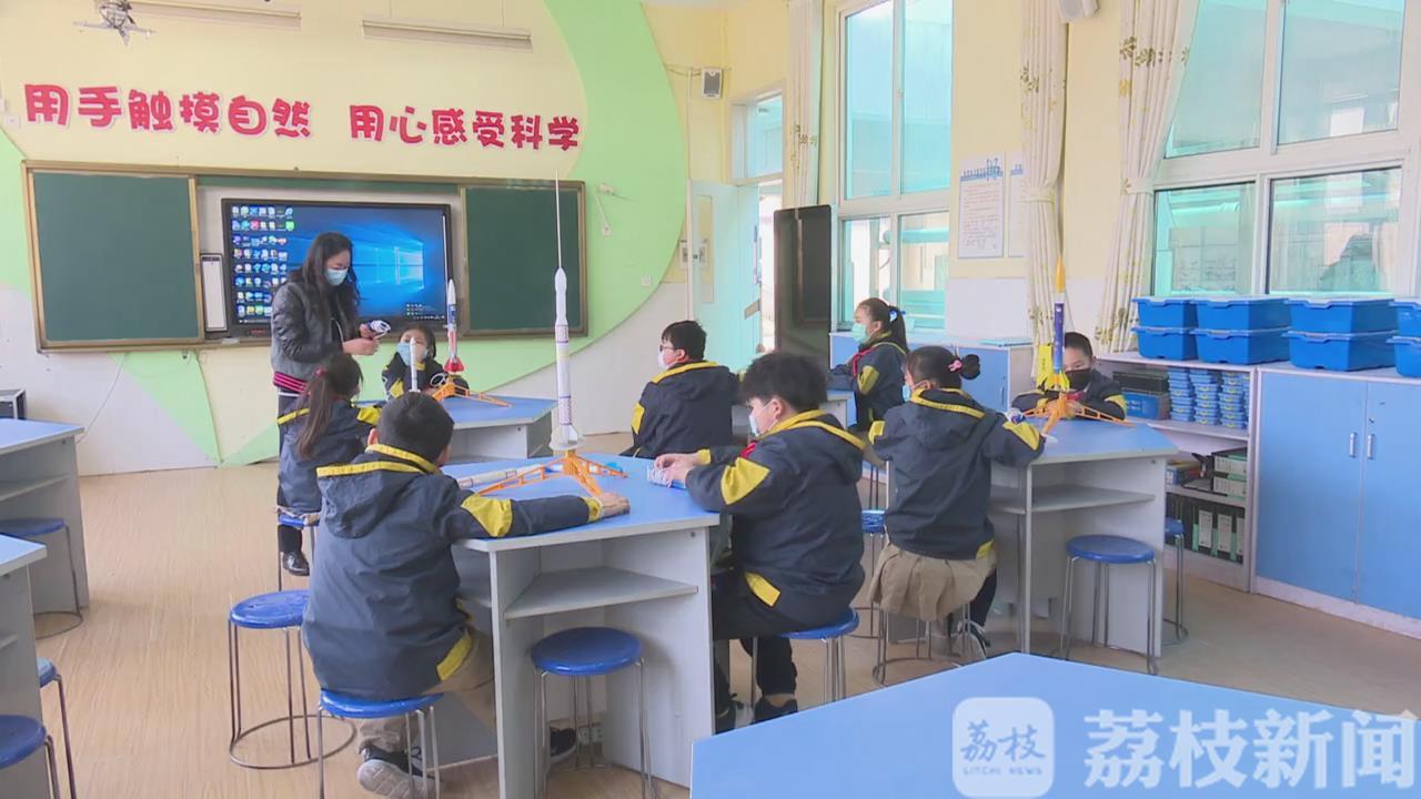 #学生#放飞学生航天梦 中国航天日：航空模型升空