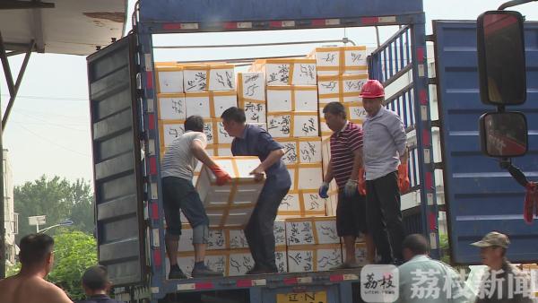 遭遇中秋消费高峰 洪泽湖大闸蟹日销售10万斤堪比“春运”