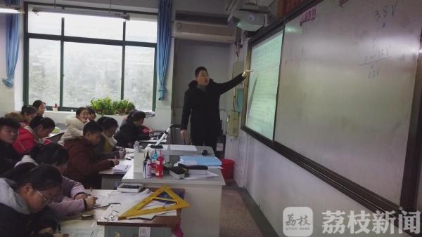 老师挂点滴改作业 学生：我要更努力