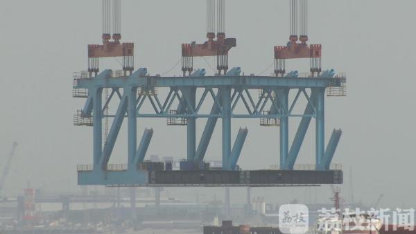 沪通长江大桥超大悬臂大节段钢梁顺利吊装 主跨合龙近在咫尺