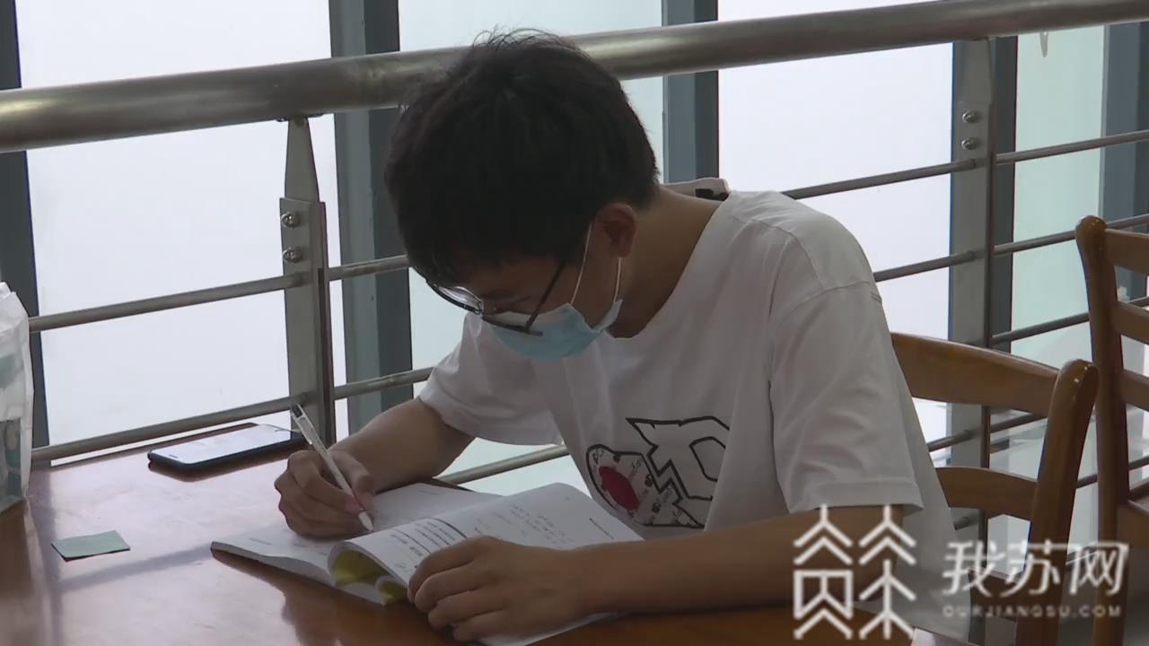 「假期」图书馆里过假期 一人一桌“充电”备考