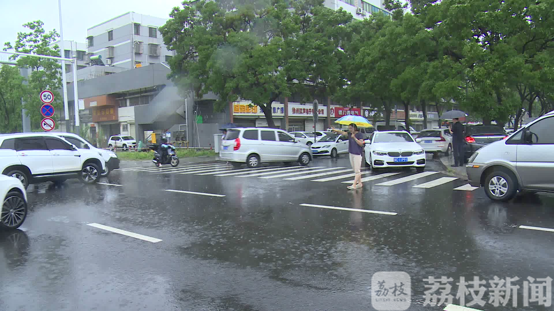#暴雨#热心大姐雨中疏导交通 暴雨来袭