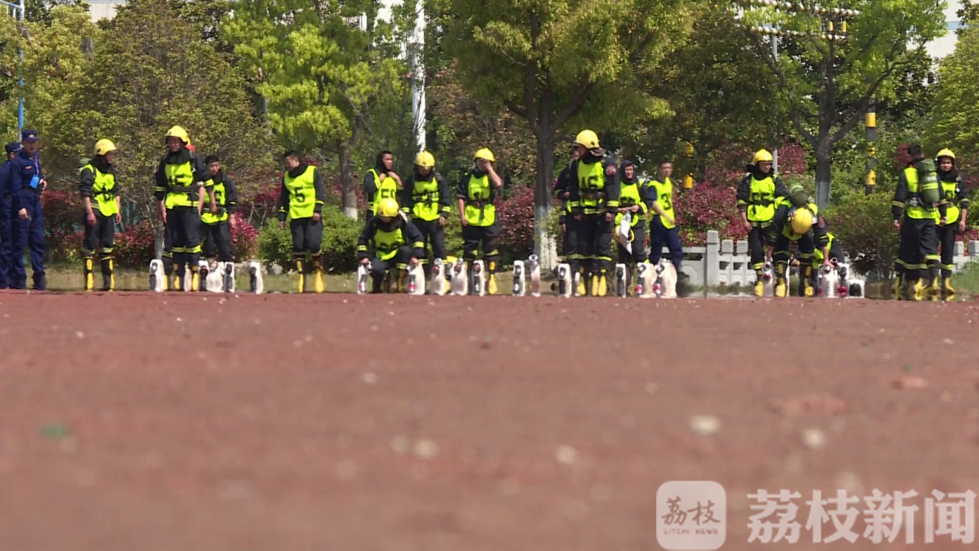 【消防】消防大比武检验“真功夫” 负重60斤39秒上10楼