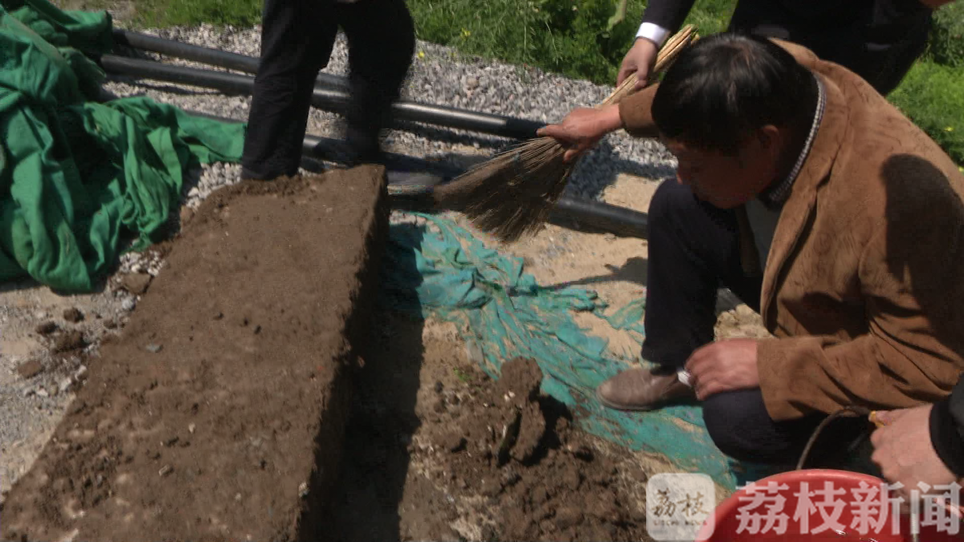 古石桥■镇江扬中：工程建设意外挖出一座百年历史古石桥