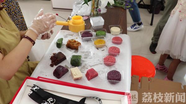 和父母一起做月饼、学插花、包饺子 这个中秋“小候鸟”们不孤单