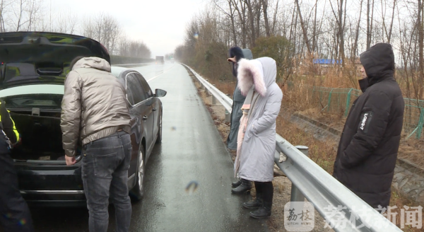 行驶高速车子没油了 “马大哈”司机违停被罚