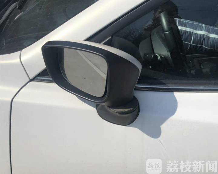 后视镜■踹坏十多辆车后视镜 男子借酒泄愤