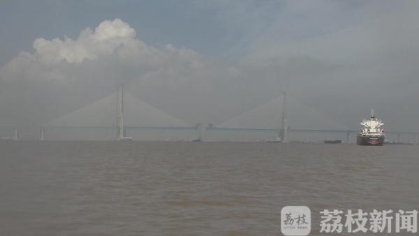 沪通长江大桥超大悬臂大节段钢梁顺利吊装 主跨合龙近在咫尺