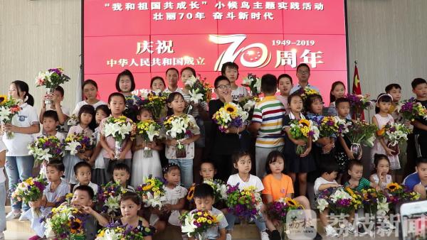 和父母一起做月饼、学插花、包饺子 这个中秋“小候鸟”们不孤单