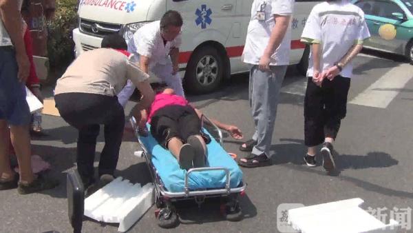六旬老人倒地不起 众人合力祛暑降温