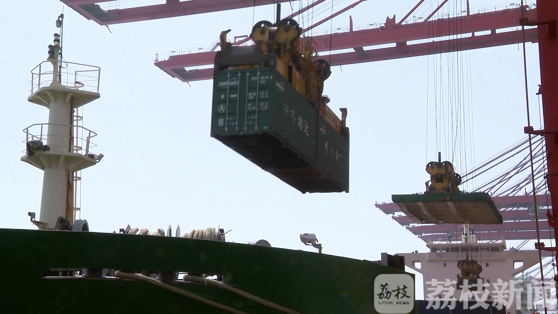 集装箱■苏州现代货箱获港口集装箱码头多项评比优胜