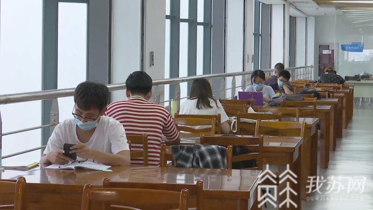 「假期」图书馆里过假期 一人一桌“充电”备考