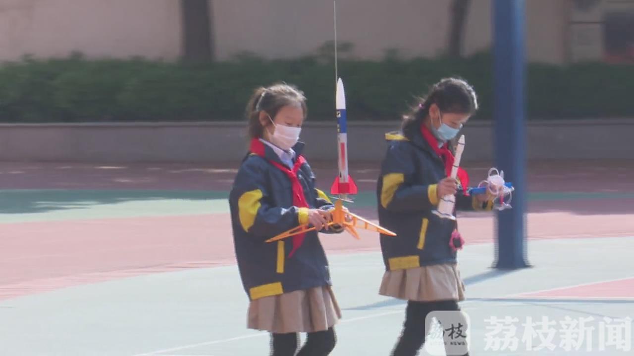 #学生#放飞学生航天梦 中国航天日：航空模型升空