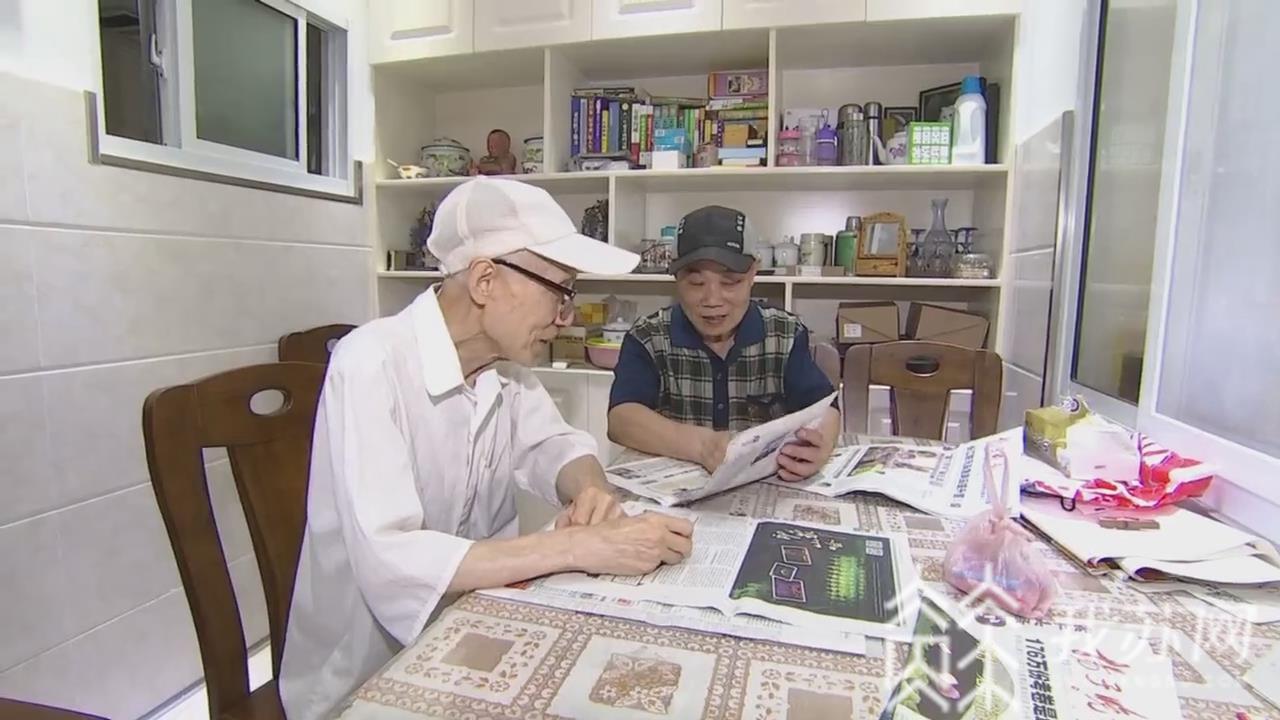 小板报@常州两位老人12年坚持更新“不断档” “小板报大窗口”