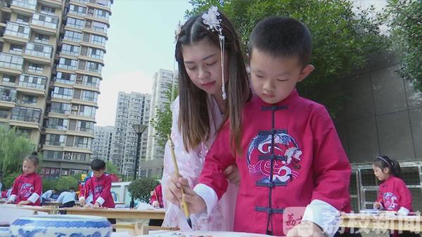 别人家的幼儿园：300余名唐装宝宝水墨画中秋