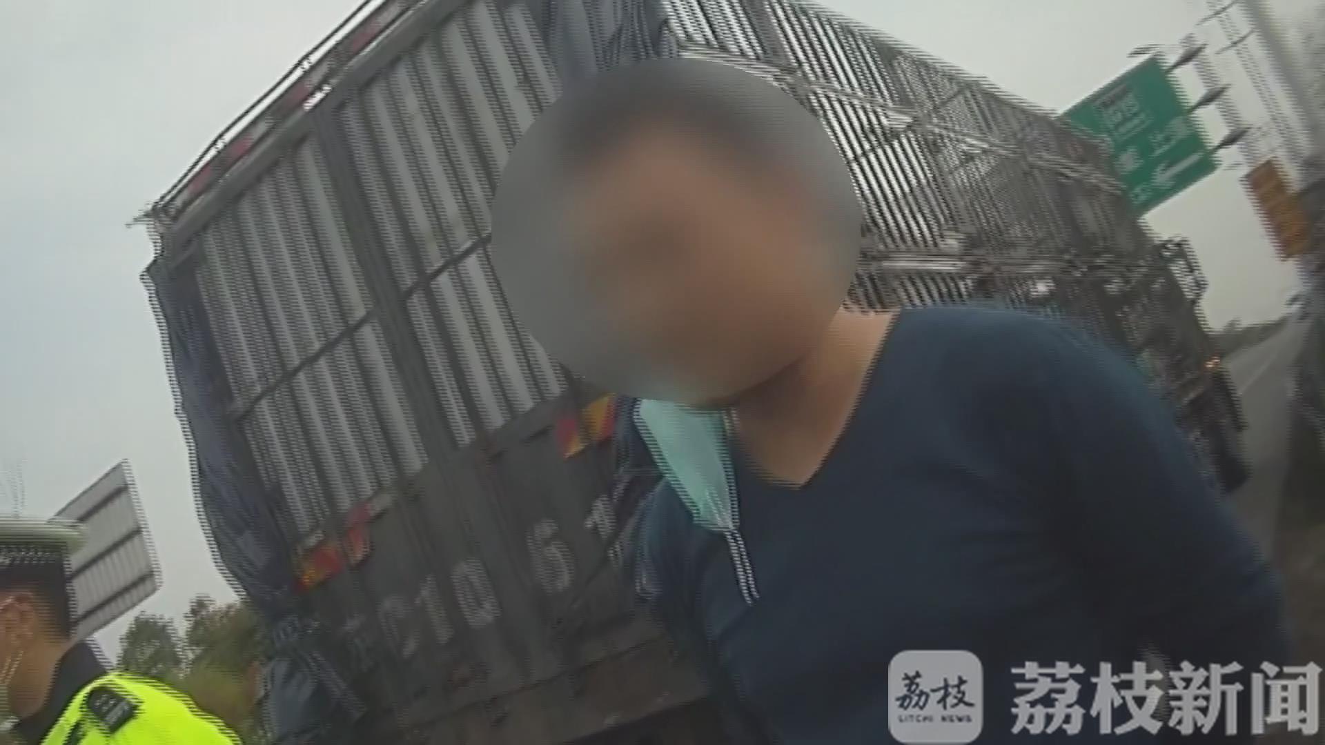 ##遇交警检查原形毕露 为开货车伪造驾驶证