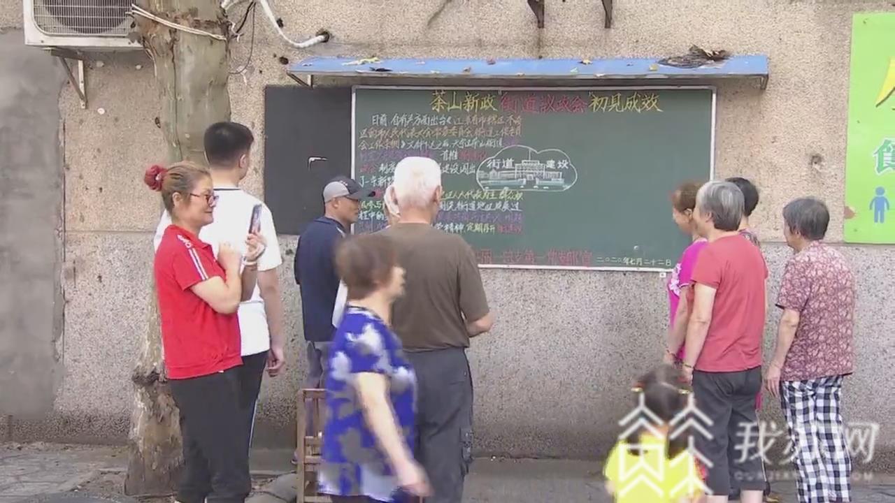 小板报@常州两位老人12年坚持更新“不断档” “小板报大窗口”