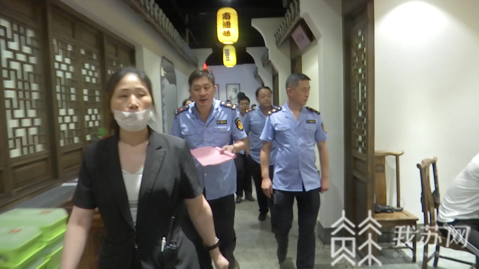【】执法人员夜查江鲜售卖 长江禁捕