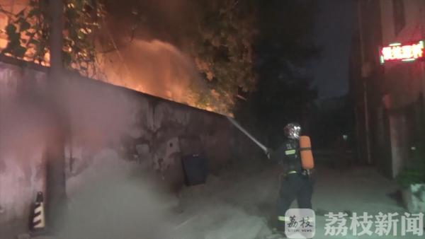 垃圾着火饭店遭殃 排烟管道成“导火管”