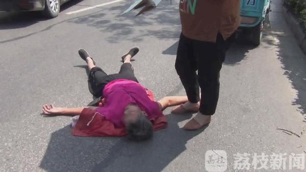 六旬老人倒地不起 众人合力祛暑降温