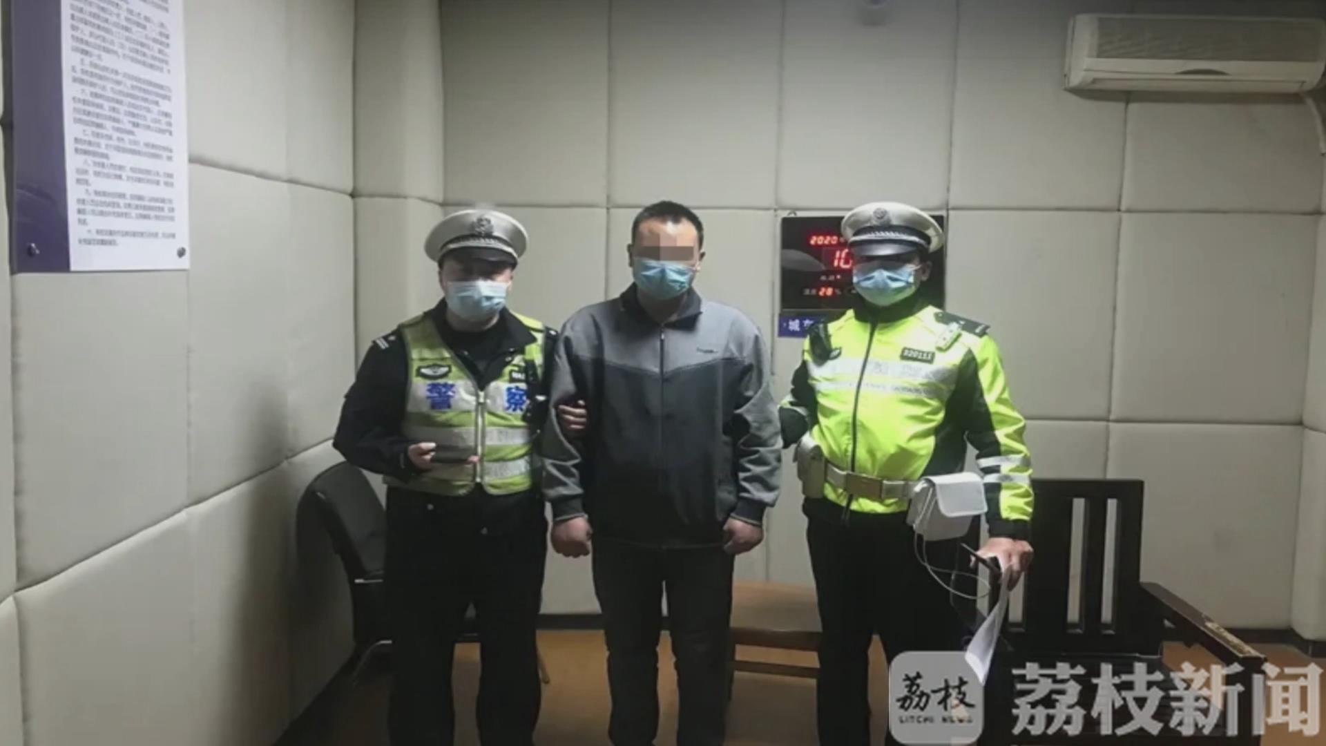 ##遇交警检查原形毕露 为开货车伪造驾驶证