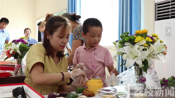 和父母一起做月饼、学插花、包饺子 这个中秋“小候鸟”们不孤单