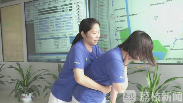 老人吃烧饼被噎窒息 120在线指导救命