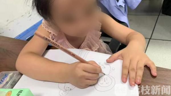 我太难了！民警路边“捡”到一个娃 秒变哄娃达人