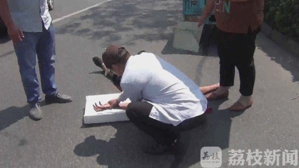 六旬老人倒地不起 众人合力祛暑降温