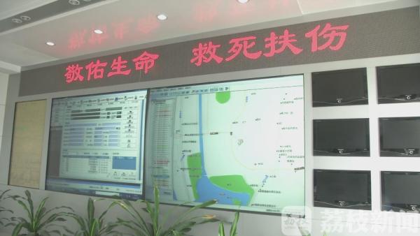 老人吃烧饼被噎窒息 120在线指导救命