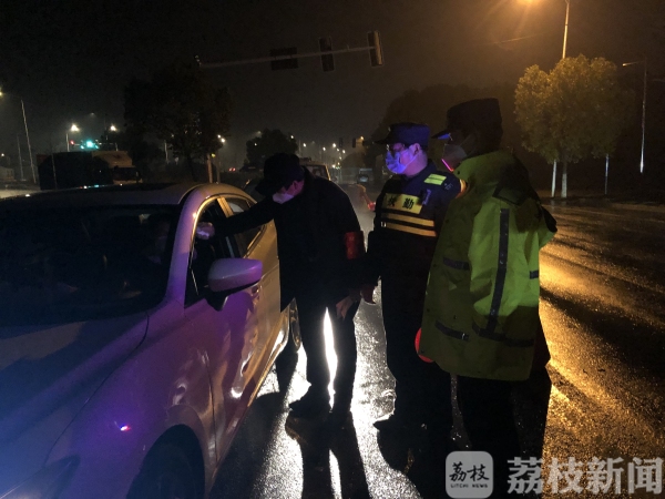 两手抓两手硬|24小时动态监管 街道当好“管家”服务防控