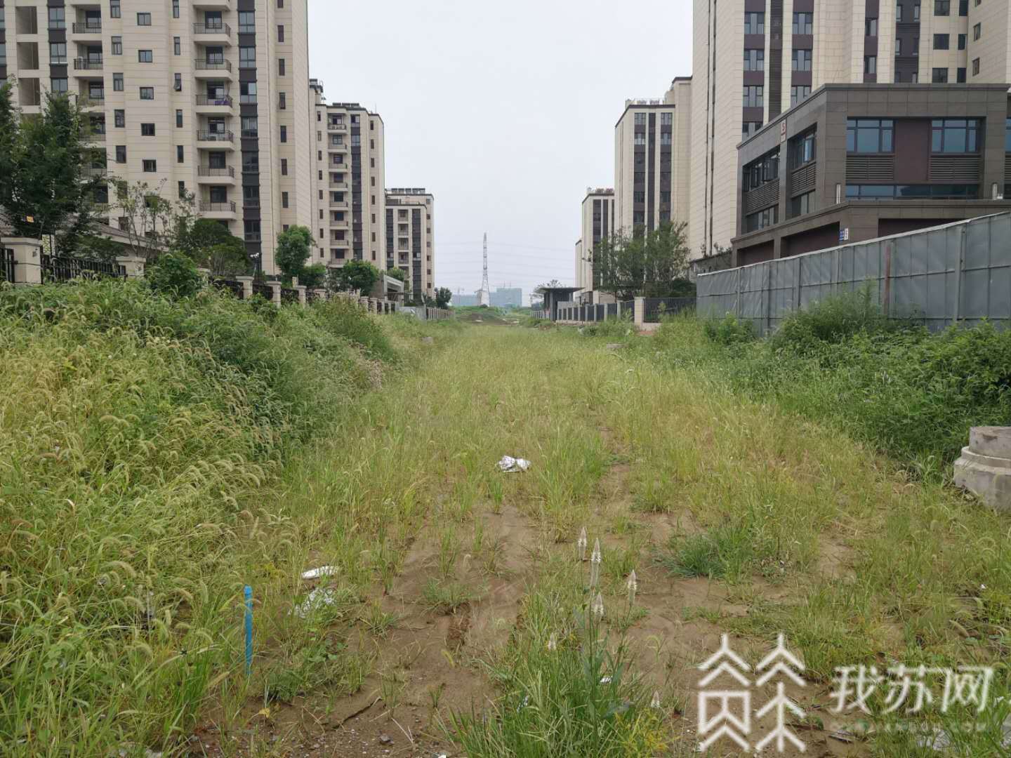 小区■扬州“神”小区：交付了道路还不通，业主进出只能走消防通道|解忧帮