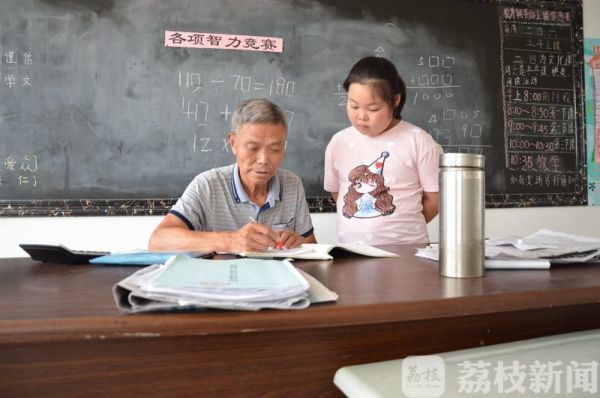 退休老教师为外来工子弟开免费辅导班 一教就是十九年