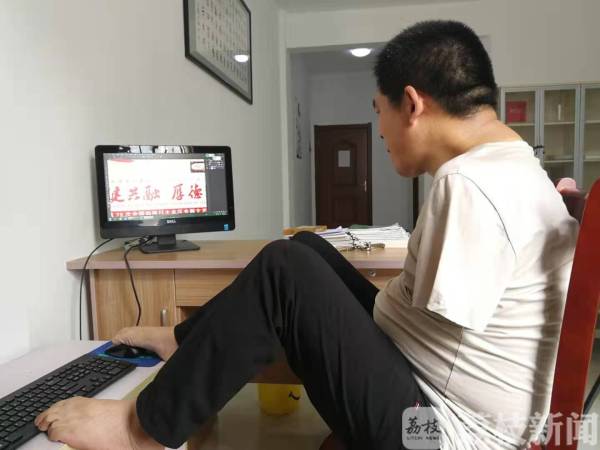他是没有双手的书法家 半辈子奋斗成人生赢家