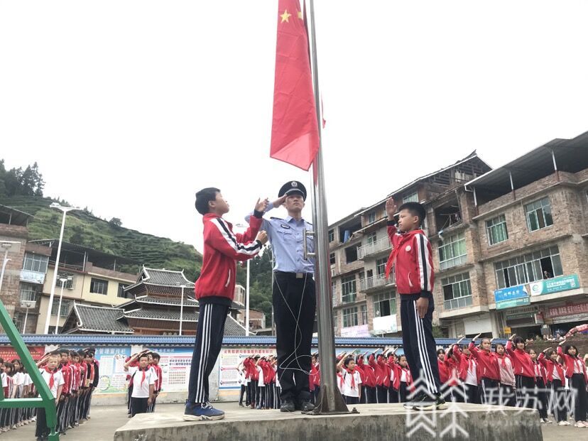 大山■关爱山区儿童：大山里举行了别开生面的升旗仪式