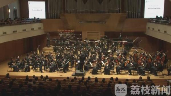 音乐会在著名指挥家彭家鹏的指挥下,上演了《长歌行》、《澳门随想曲》以及两首国外作曲家创作的作品。北京现代音乐节从5月19日到26日,由中央音乐学院和国家交响乐团联合主办,来自世界20多家知名乐团将陆续献演。