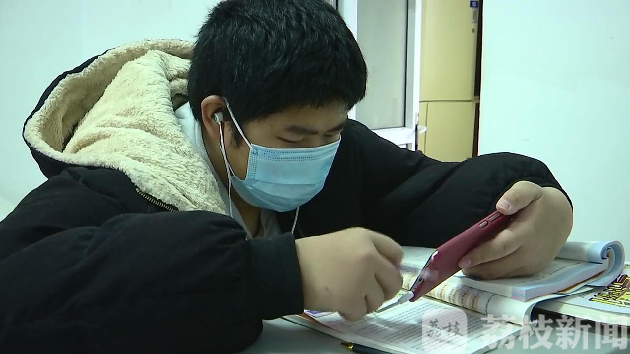 「学习」15岁少年边学习边照料患癌母亲 病榻前上网课