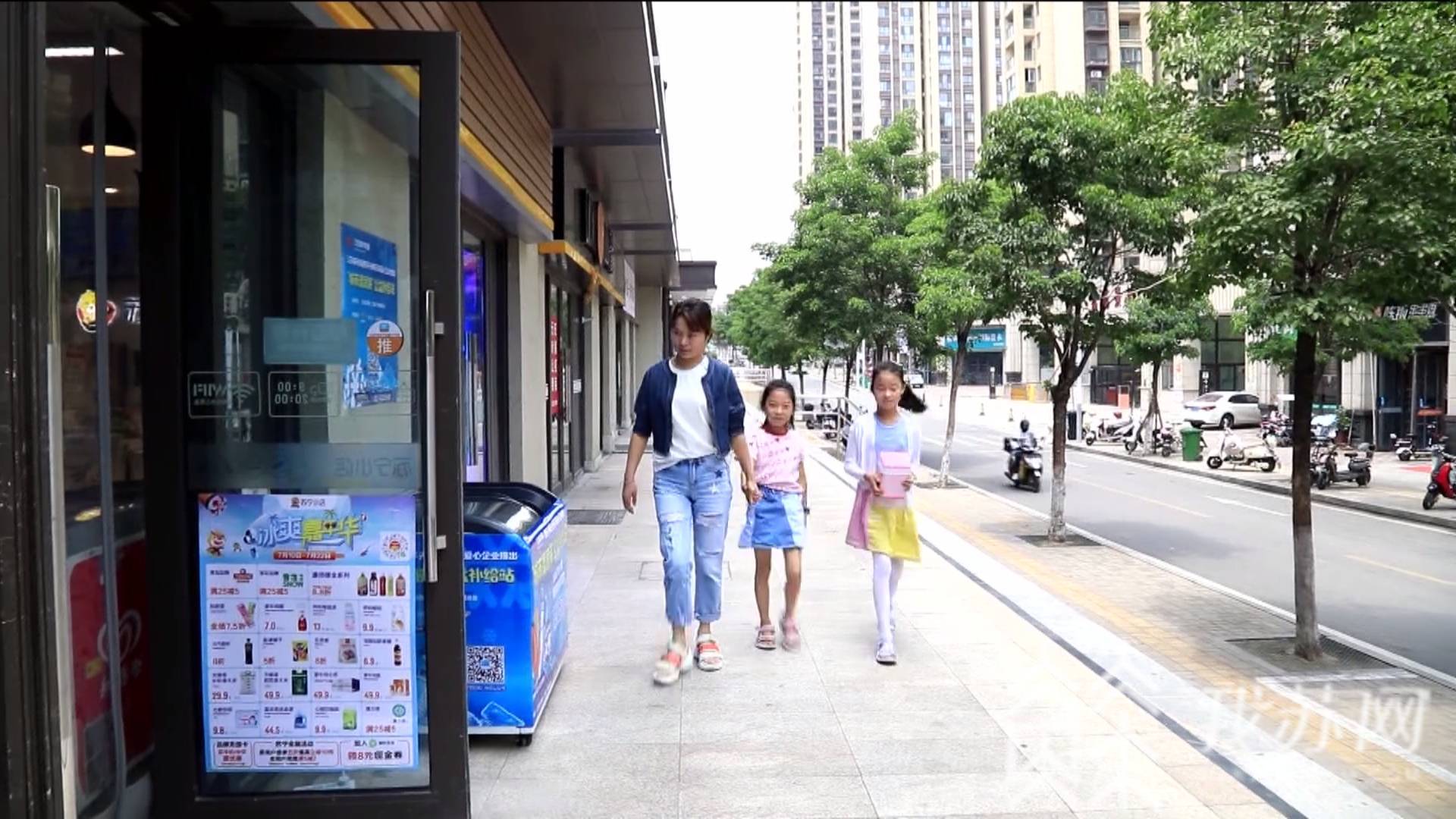 「清凉」小姐妹抱着储钱罐送清凉 “城市清凉侠”走进徐州