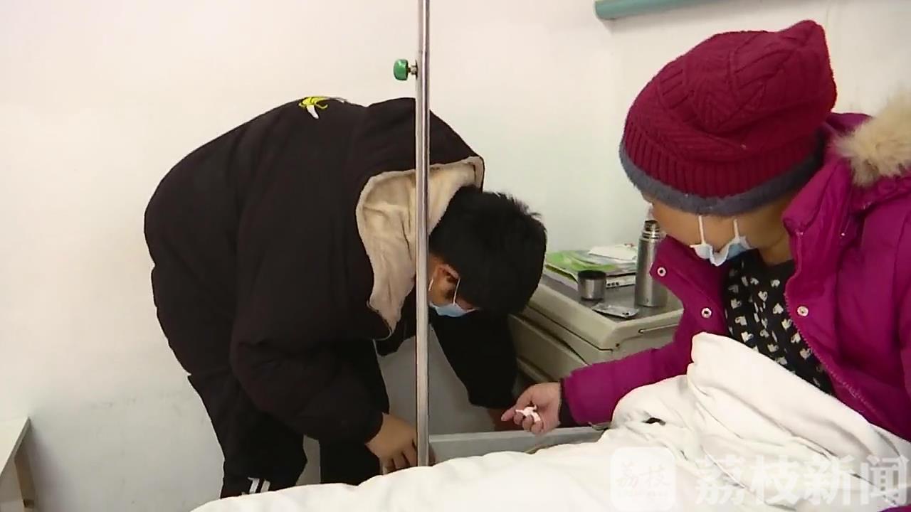 「学习」15岁少年边学习边照料患癌母亲 病榻前上网课