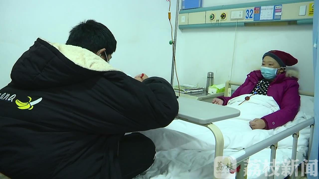 「学习」15岁少年边学习边照料患癌母亲 病榻前上网课