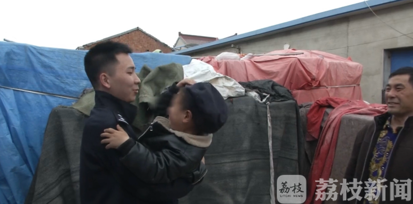 警察■扬州：萌娃派出所里“走正步”长大我要当警察