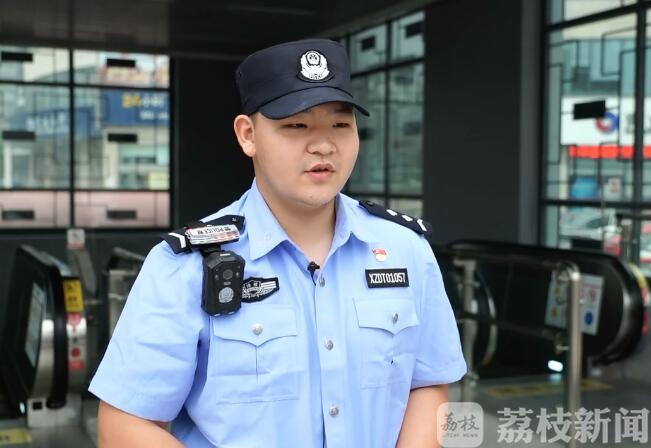 「」警辅小哥上演“最帅跨栏” 婴儿车脱手倒地