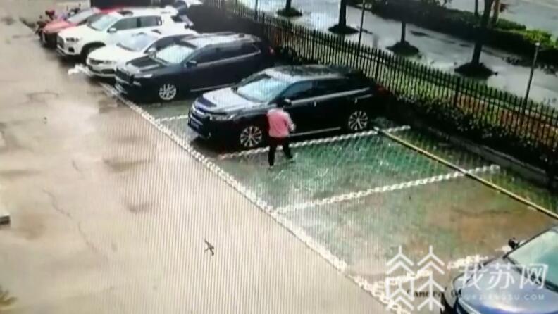 越野车■大白天越野车被人开走了 停车后钥匙没拔