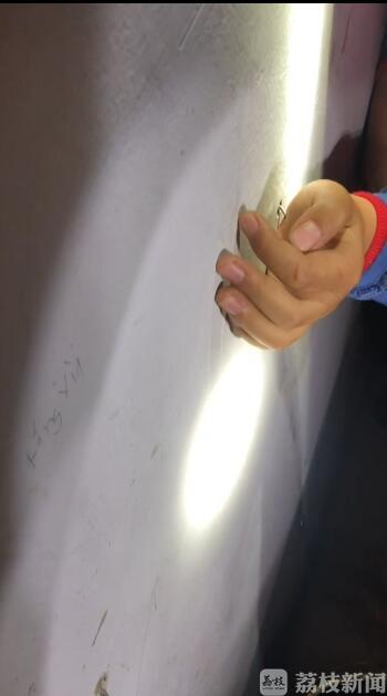 【手掌】面对破拆毫不畏惧 10岁男童手掌“钉”上墙面