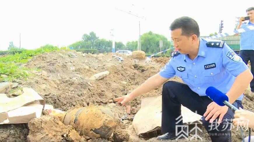 [煤气罐]竟是威力巨大的航空炮弹 挖土挖出“煤气罐”