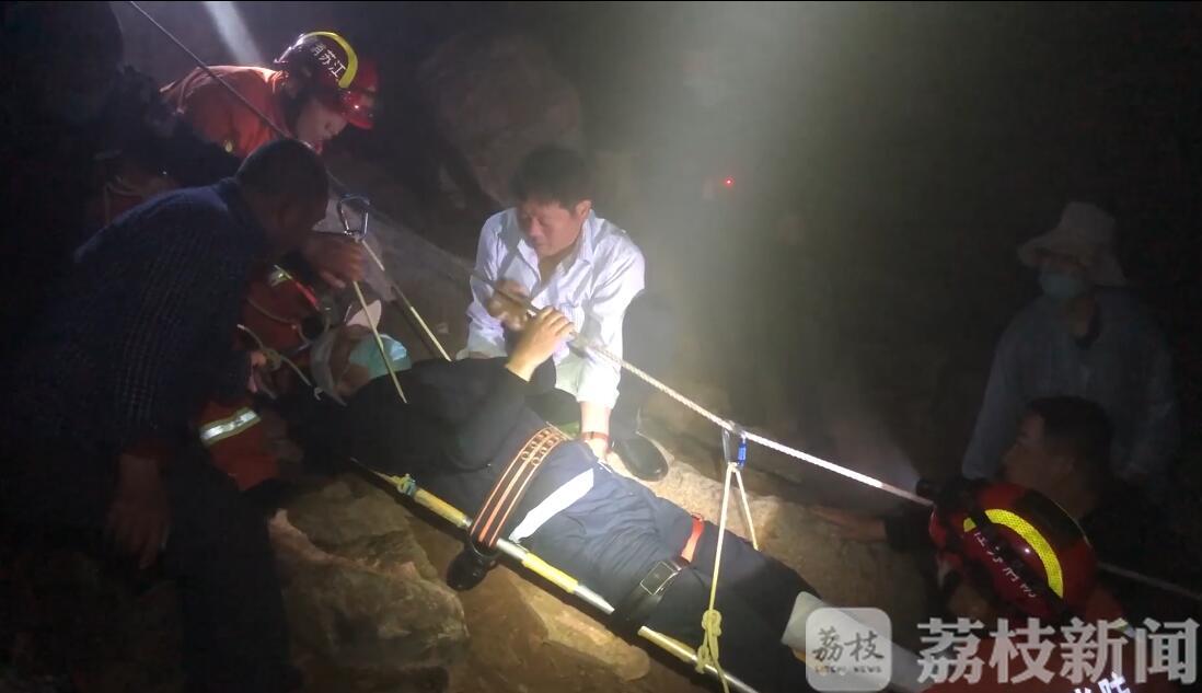 消防员■消防员制造简易“缆车”护送下山 游客摔伤被困羽山