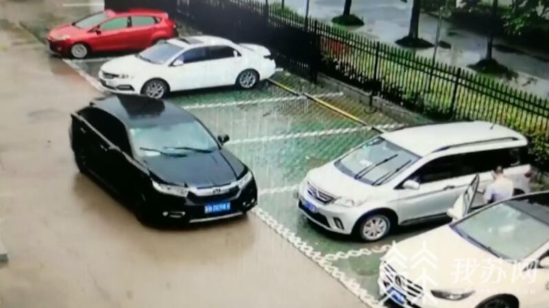 越野车■大白天越野车被人开走了 停车后钥匙没拔
