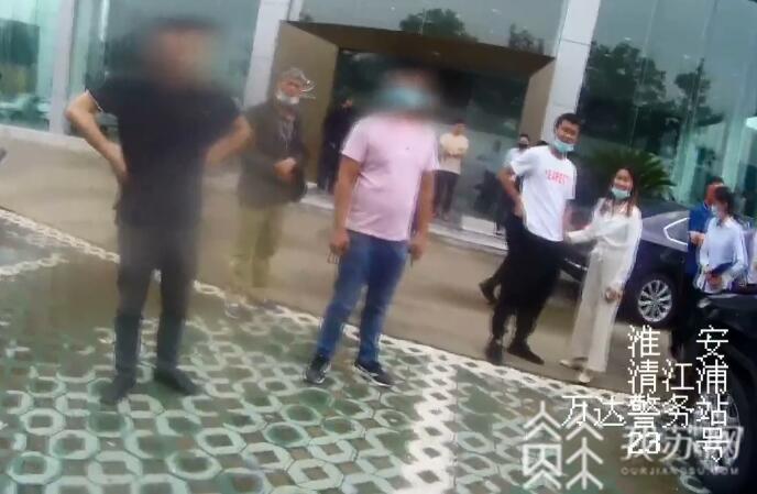 越野车■大白天越野车被人开走了 停车后钥匙没拔