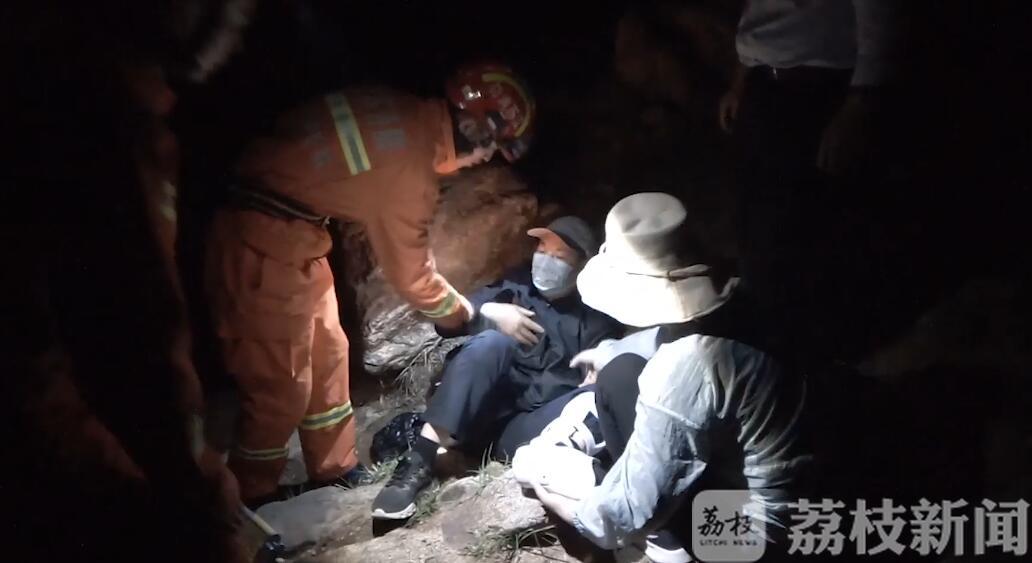 消防员■消防员制造简易“缆车”护送下山 游客摔伤被困羽山